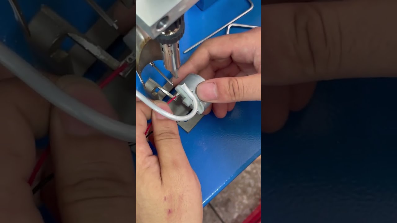 Machine à souder semi-automatique en action – Équipement réel en usine #usine #machine