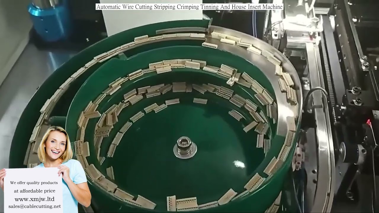 Machine automatique de coupe, dénudage, sertissage, étamage et insertion de fils dans boîtier