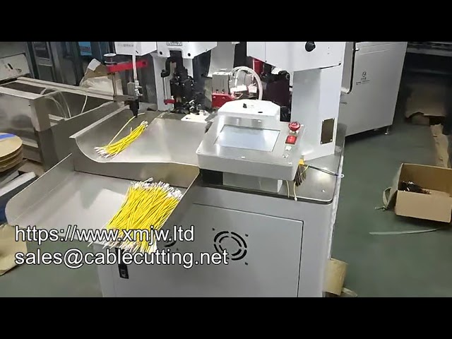 Machine automatique double tête : coupe, dénude et sertit les câbles en cuivre