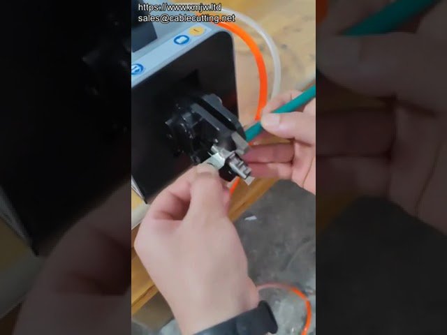 Machine à sertir pneumatique pour petits connecteurs