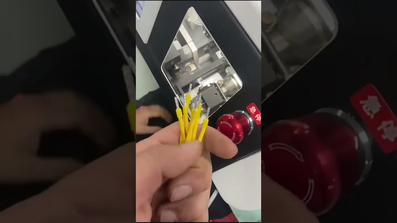 Machine de dénudage et de sertissage automatique pour tubes isolés