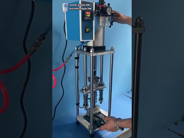 Machine de moulage par injection verticale mini de bureau - Têtes de chargeur USB, interrupteurs et prises en plastique