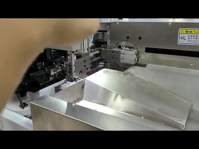 Machine automatique de coupe, dénudage et sertissage des deux extrémités de câbles plats