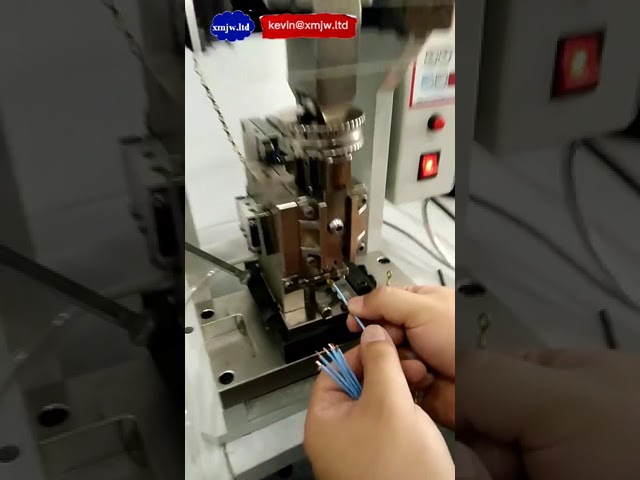 Machine de sertissage automatique pour connecteurs de câbles avec applicateur européen