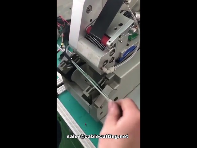 Machine automatique de rubanage de faisceaux de câbles et bobinage par points