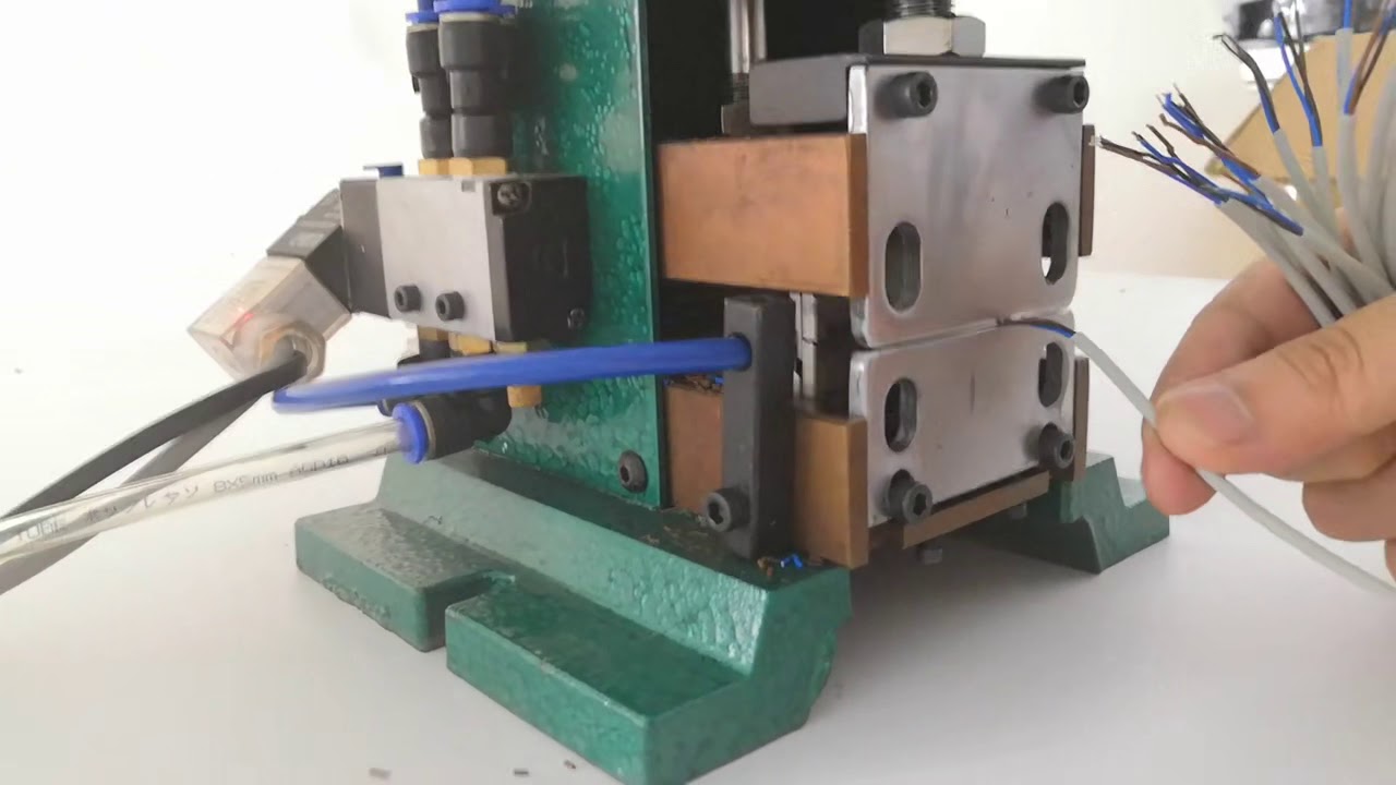 Machine de dénudage pneumatique verticale – Modèle 1