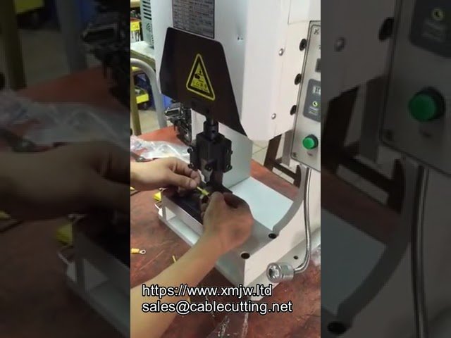 Machine de sertissage de bornes pour faisceaux de câbles | Équipement industriel performant