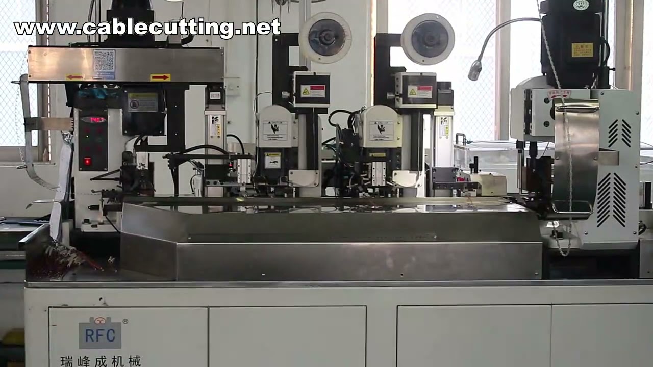 Machine entièrement automatique d'épissage de fils et de sertissage de bornes