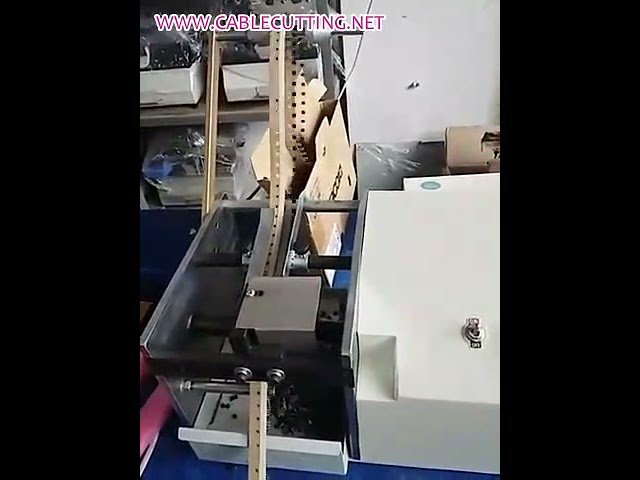 Machine de coupe et de cintrage des fils de condensateurs