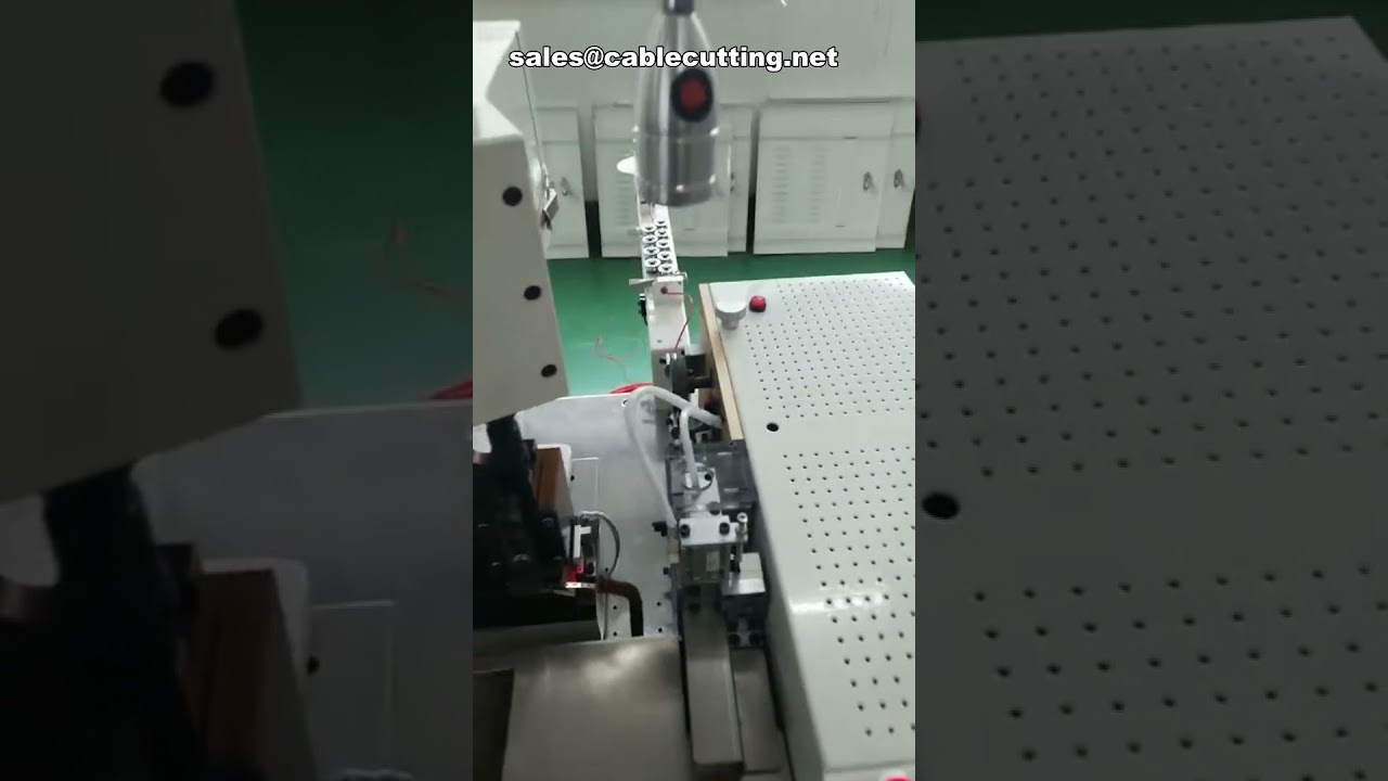Machine à sertir automatique pour câbles USB Micro – Sertissage de terminaux haute précision