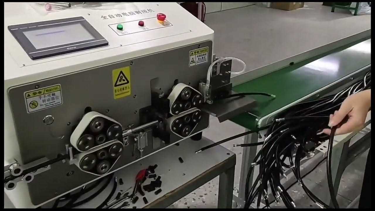 Machine automatique de dénudage et de coupe de câbles 50mm² – 8 roues, avec sertissage intégré