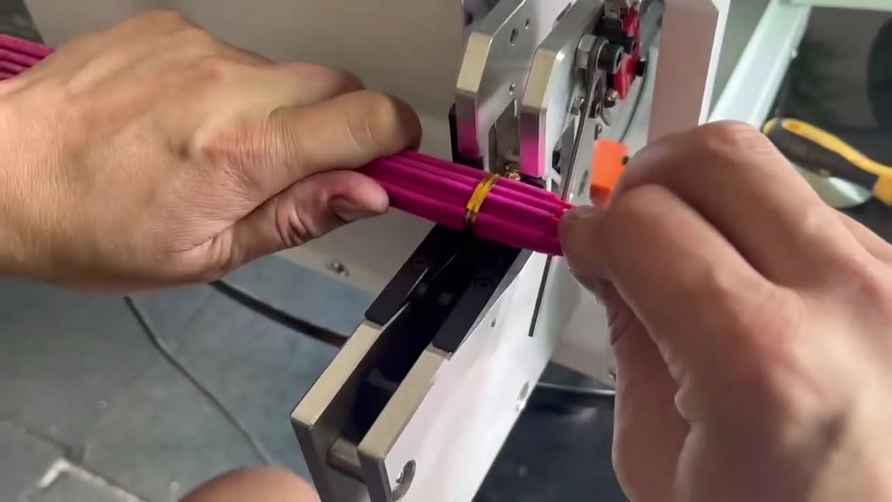 Machine semi-automatique de serrage personnalisée pour attaches de câbles colorées