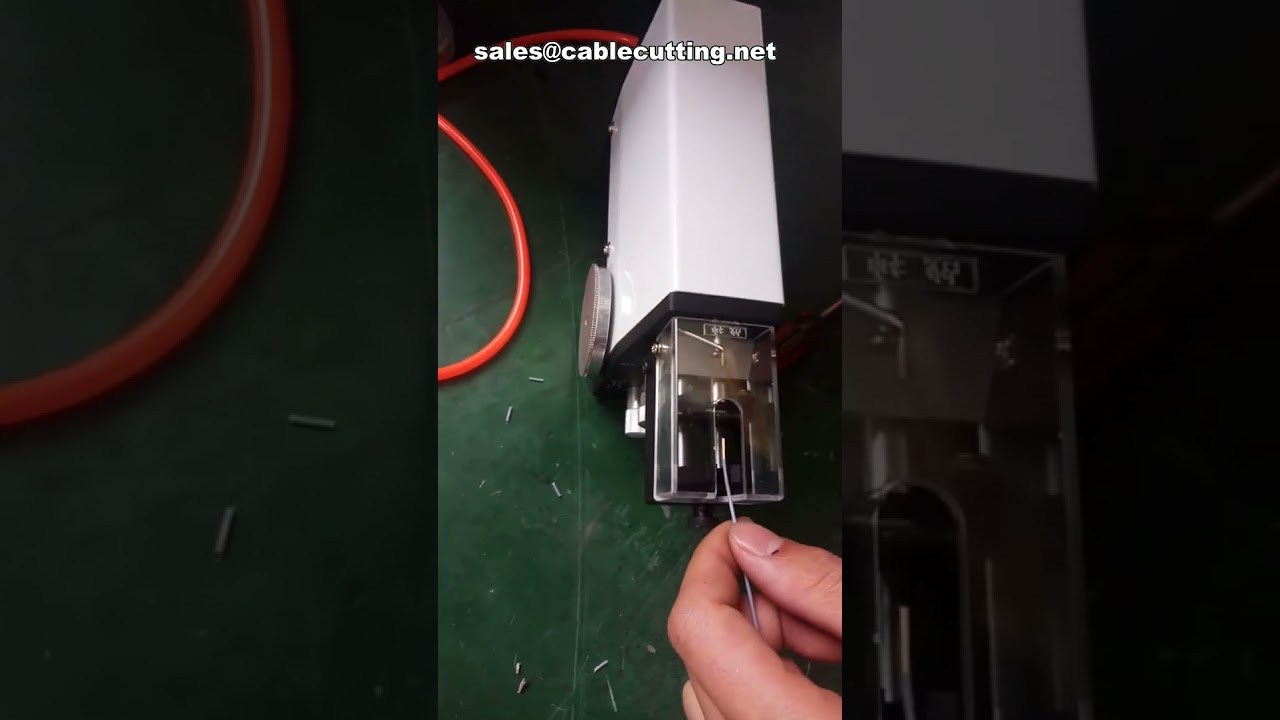 Dénudeuse de câbles multiconducteurs AM-406 – électronique et pneumatique pour une précision industrielle