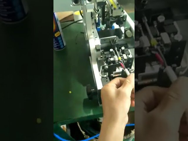 Machine Automatique d'Insertion et d'Étanchéité de Connecteurs - Dénudage, Sertissage et Tirage de Fil