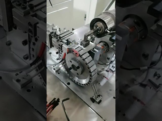 Machine automatique de filetage de gaine : dénudage et torsion des fils d'âme