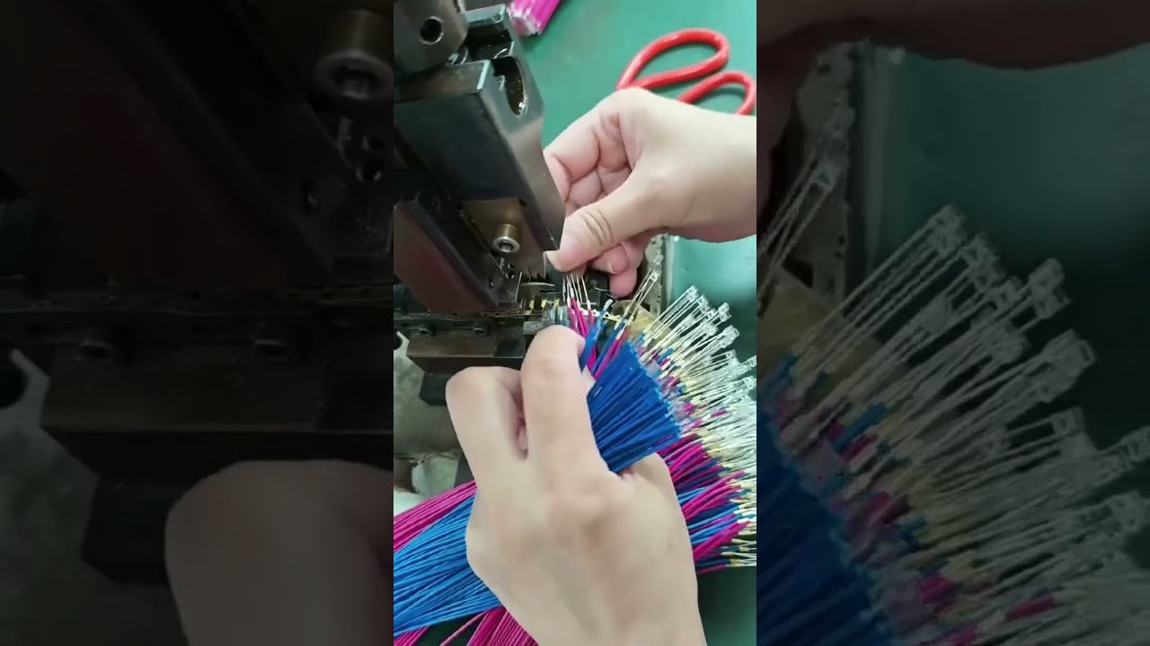 Nom de l'Équipement de Connexion Fil et Diode LED - Machine de Dénudage Automatique #Machine #DénudageCâbles #Usine