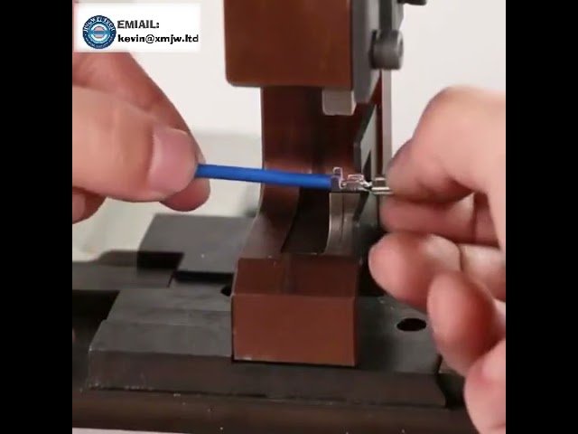 Machine à dénuder et à crimper avec applicateur à moule OTP pour bornes isolées