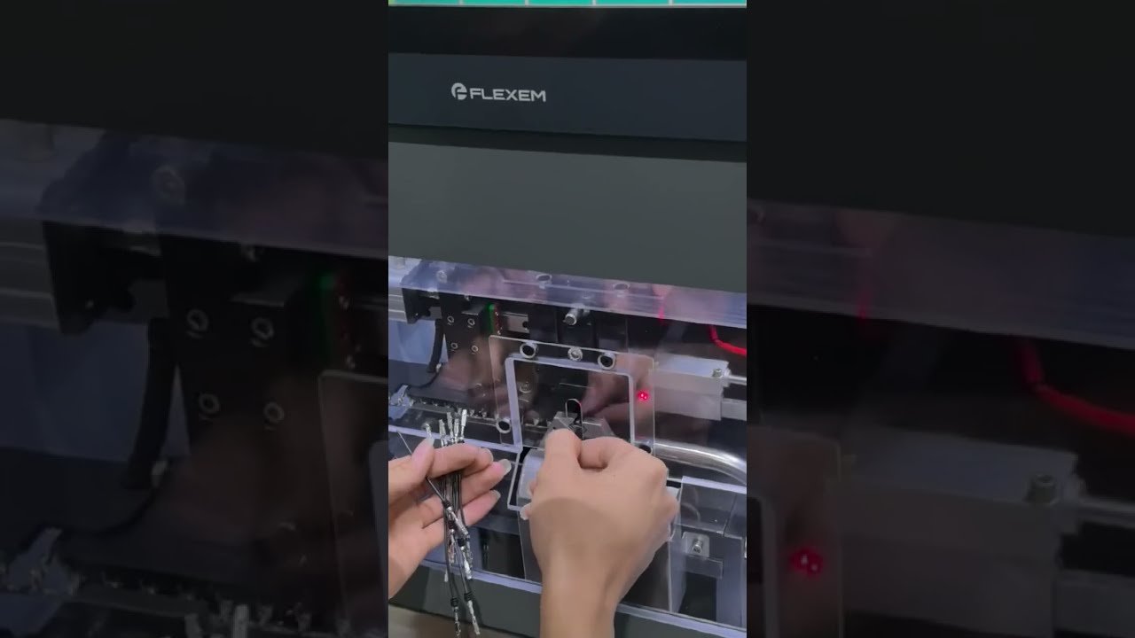 Machine tout-en-un pour dénuder, insérer et sertir les fiches étanches – Vue réelle #usine #machine