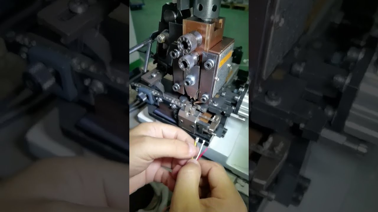 Machine à sertir les bornes horizontale continue type panneau de boutons | #usine #machine