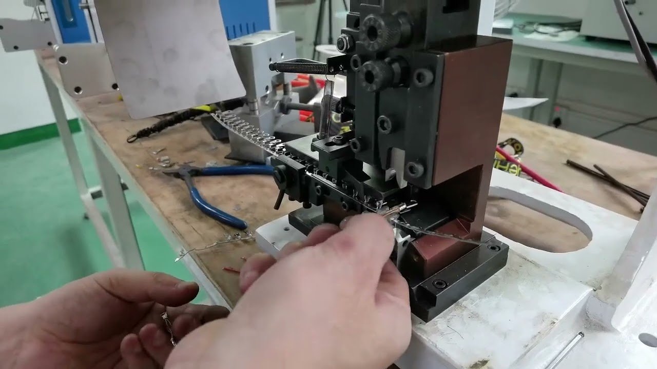Démonstration réelle d'une machine à bornes 2T – sertissage automatique de précision