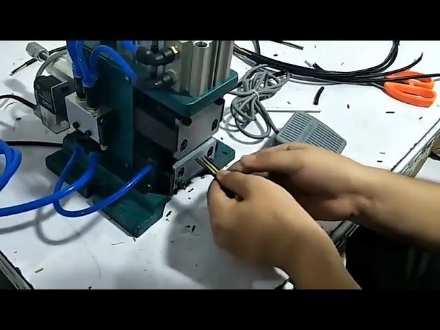 Dénudeuse Pneumatique 3F - Machine Automatique Multiconducteurs pour Câbles