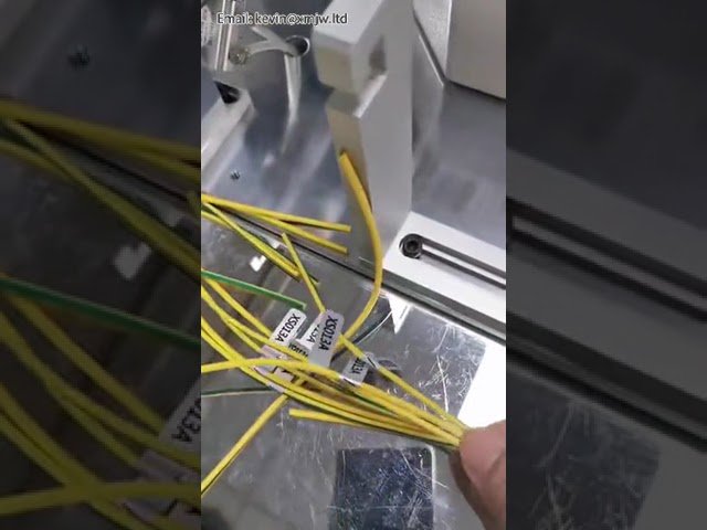 Machine d'étiquetage semi-pliante à correction en ligne pour câblage moteur et faisceaux automobiles