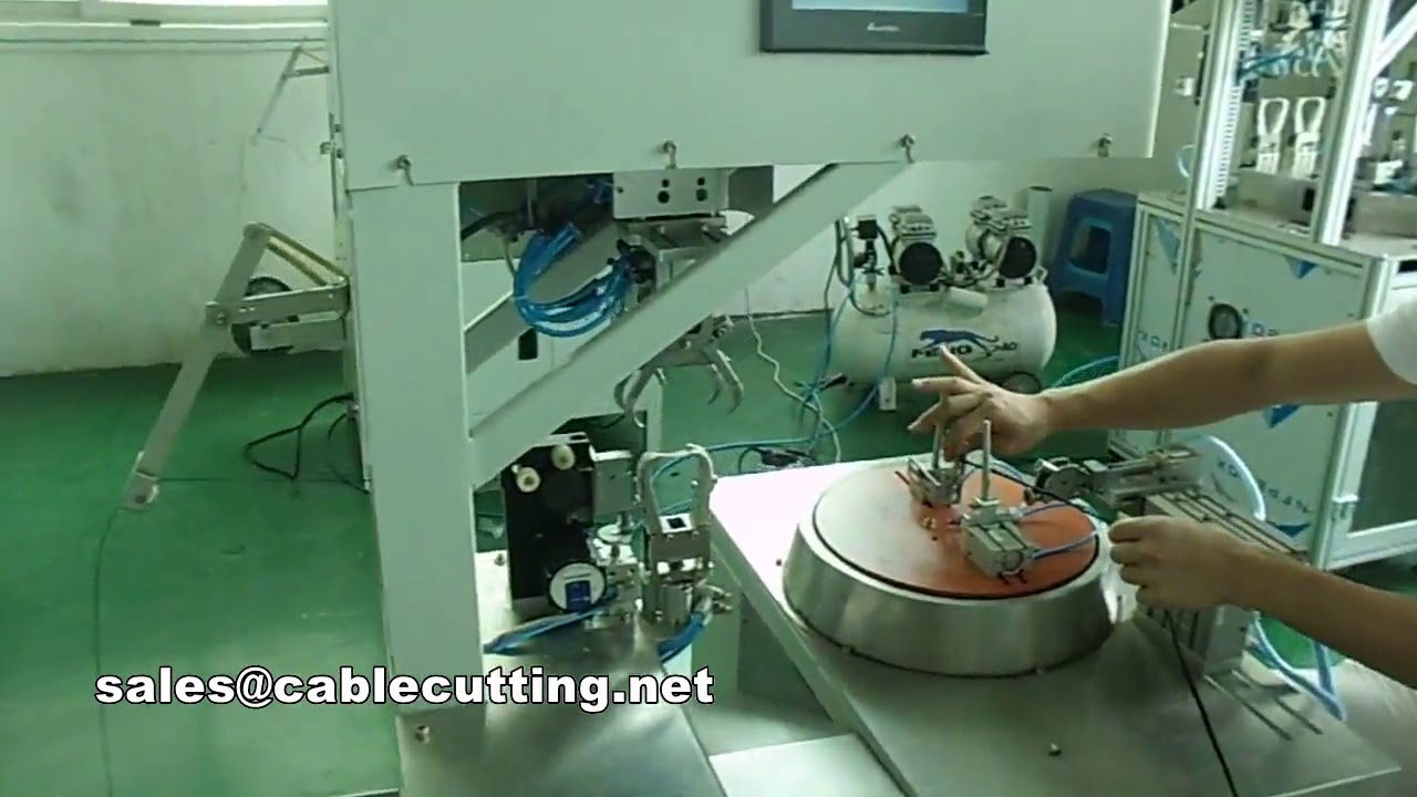 Machine automatique de bobinage et ligaturage de câbles en forme de 8
