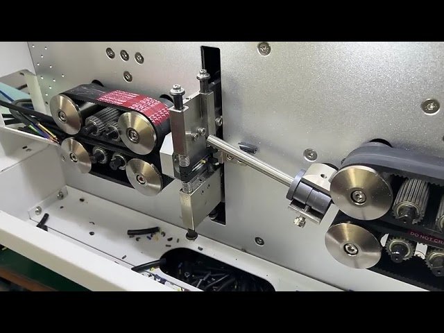 Machine de coupe et dénudage automatique pour câbles multiconducteurs de gros diamètre