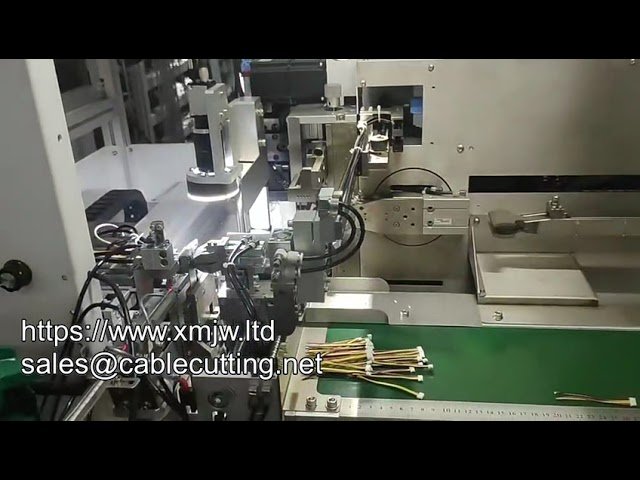Machine entièrement automatique de coupe, dénudage, sertissage, étamage et insertion de connecteurs