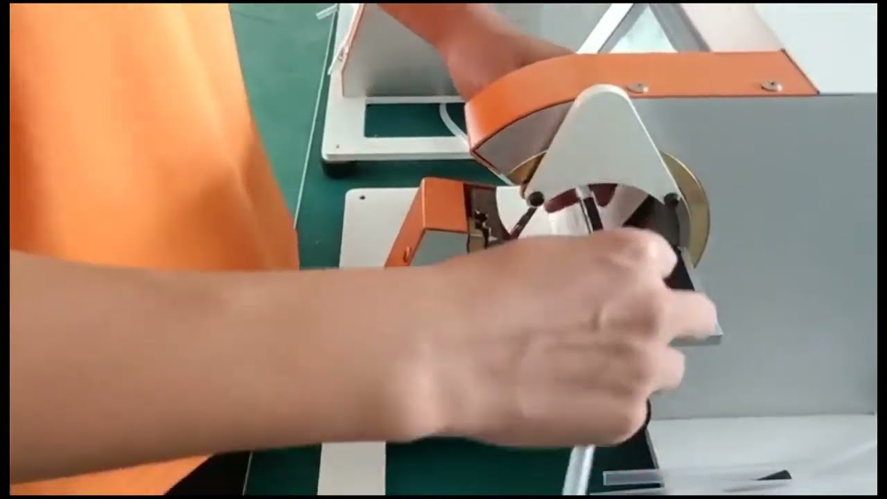 Machine semi-automatique d'enrubannage pour faisceaux de câbles