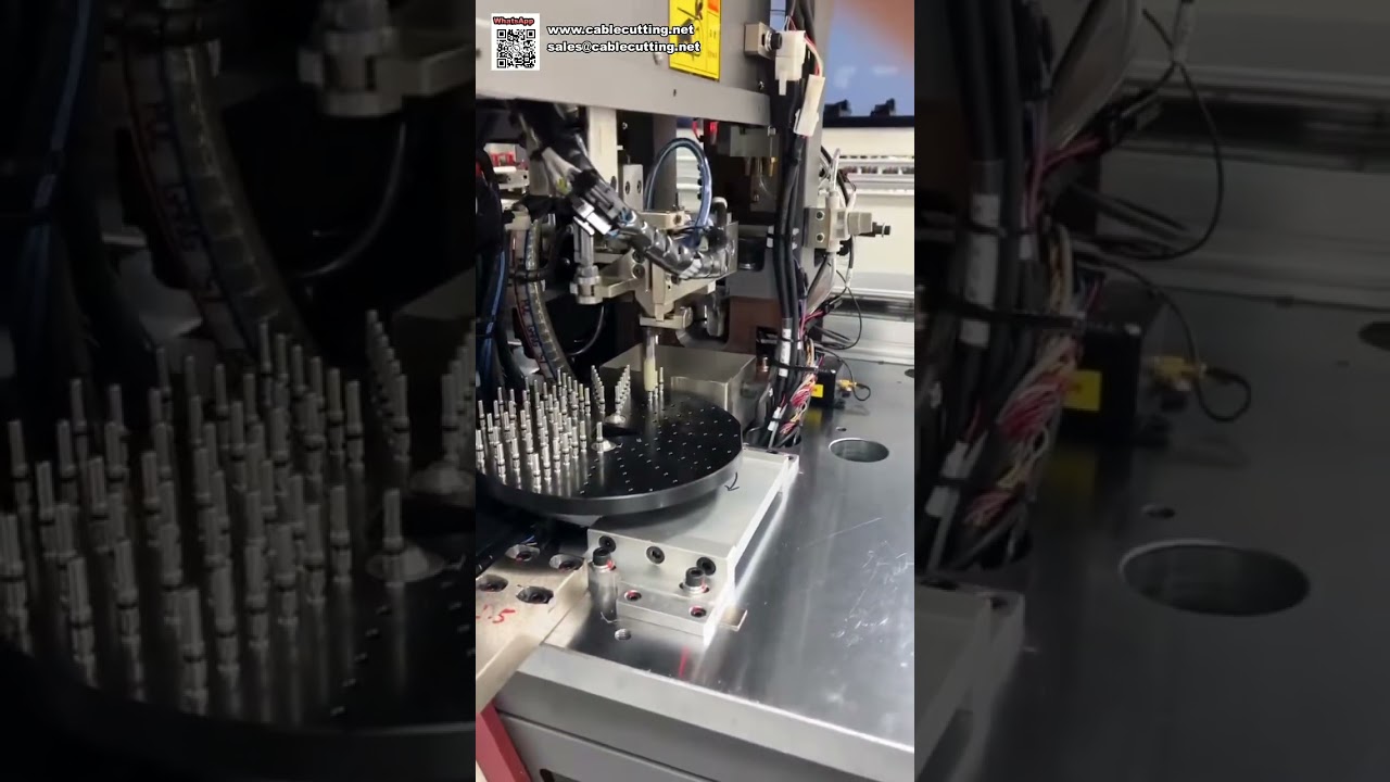 Machine automatique de sertissage double extrémité et d'insertion de boîtier