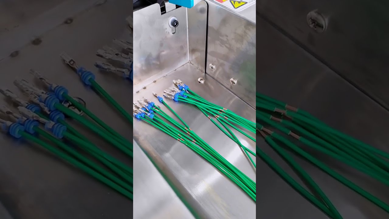 Machine de traitement de faisceaux avec dénudage intermédiaire et insertion de bouchon étanche pour câblage parallèle VE