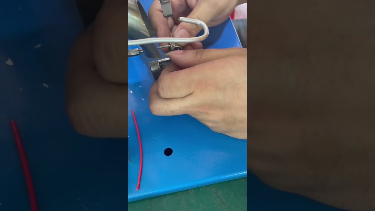 Soudure semi-automatique de fils et connecteurs aviation | Machine de dénudage de câbles en usine