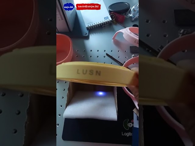 Machine de marquage laser UV pour bouteilles en PE : impression de codes date, logos et gravure sur étiquettes plastique
