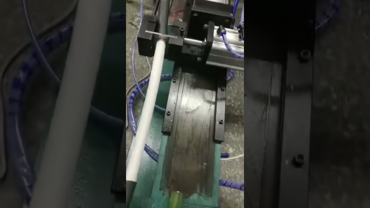 Machine à dénuder pneumatique en action – Vidéo réelle de dénudage #usine #machine