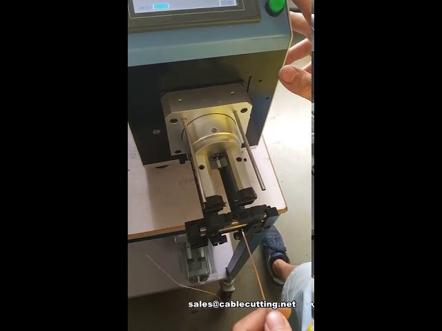 Machine de coupe et dénudage de câbles coaxiaux et fils – Compacte et efficace