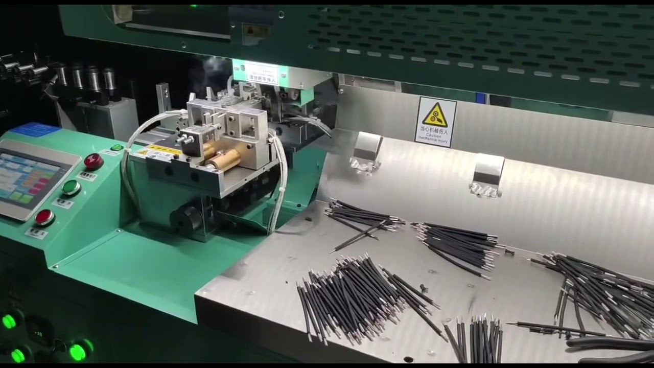 Machine de coupe de fil à grande vitesse avec dénudage thermique - Équipement réel en action