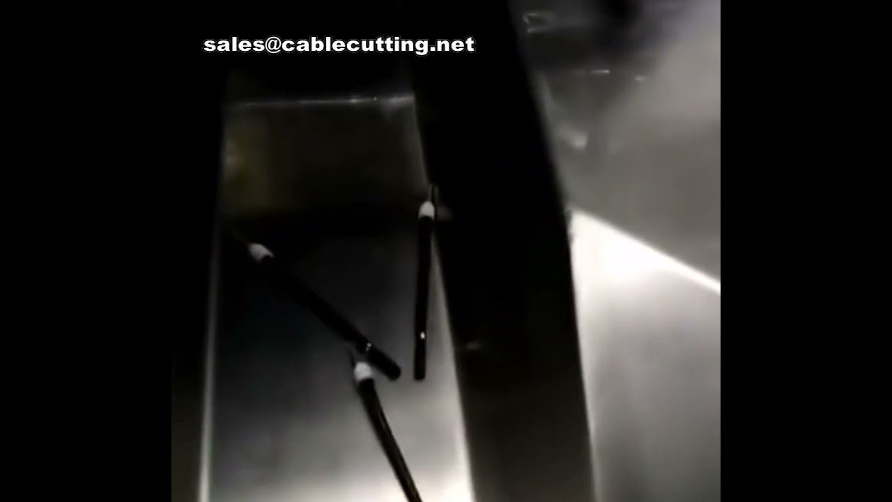Machine de sertissage automatique multifonction à tête unique pour connecteurs et faisceaux de câbles