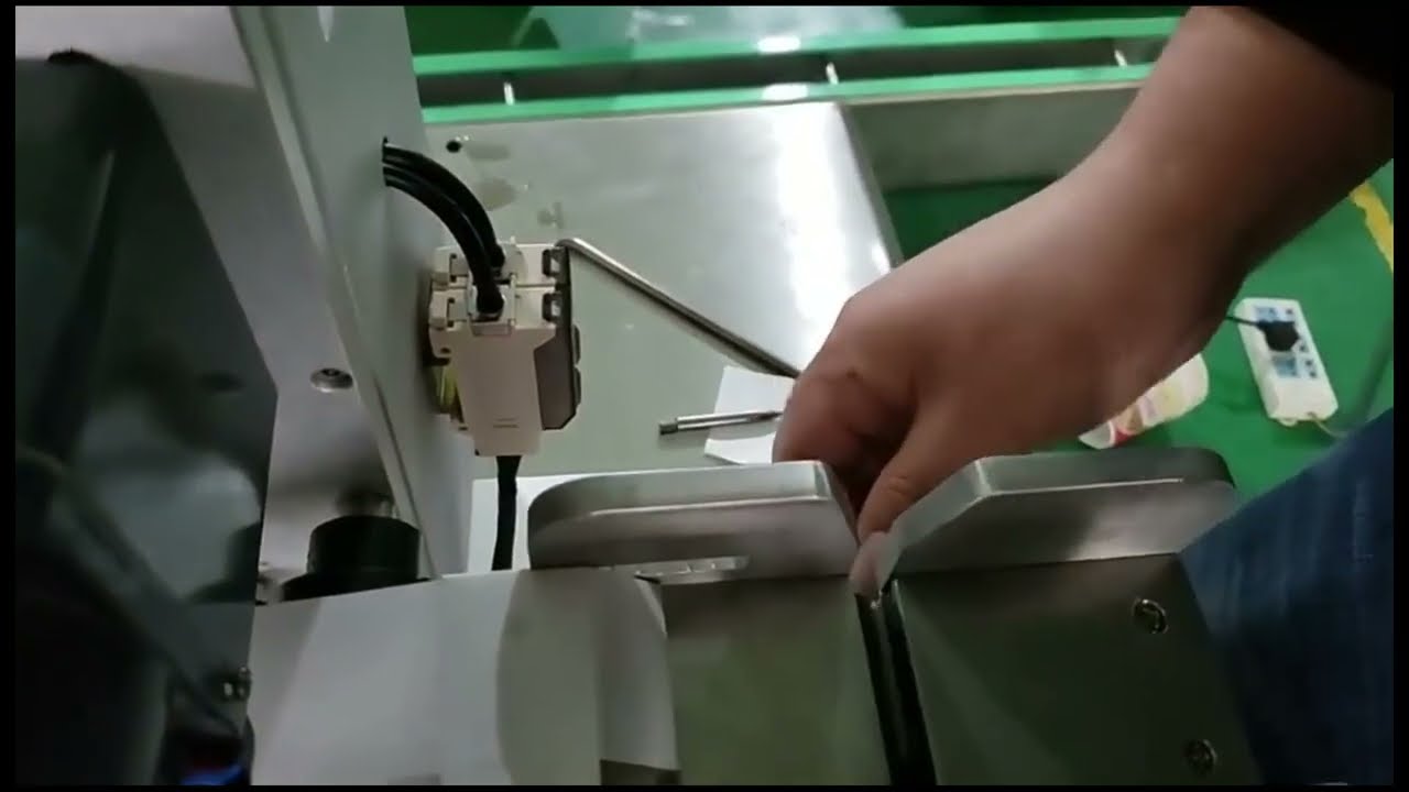 Machine d'étiquetage semi-automatique pour fils et faisceaux de câbles