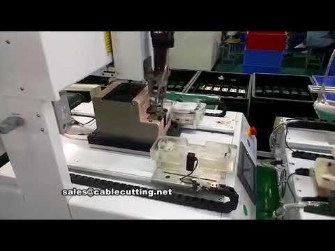 Pressage automatique de coque et vissage de précision