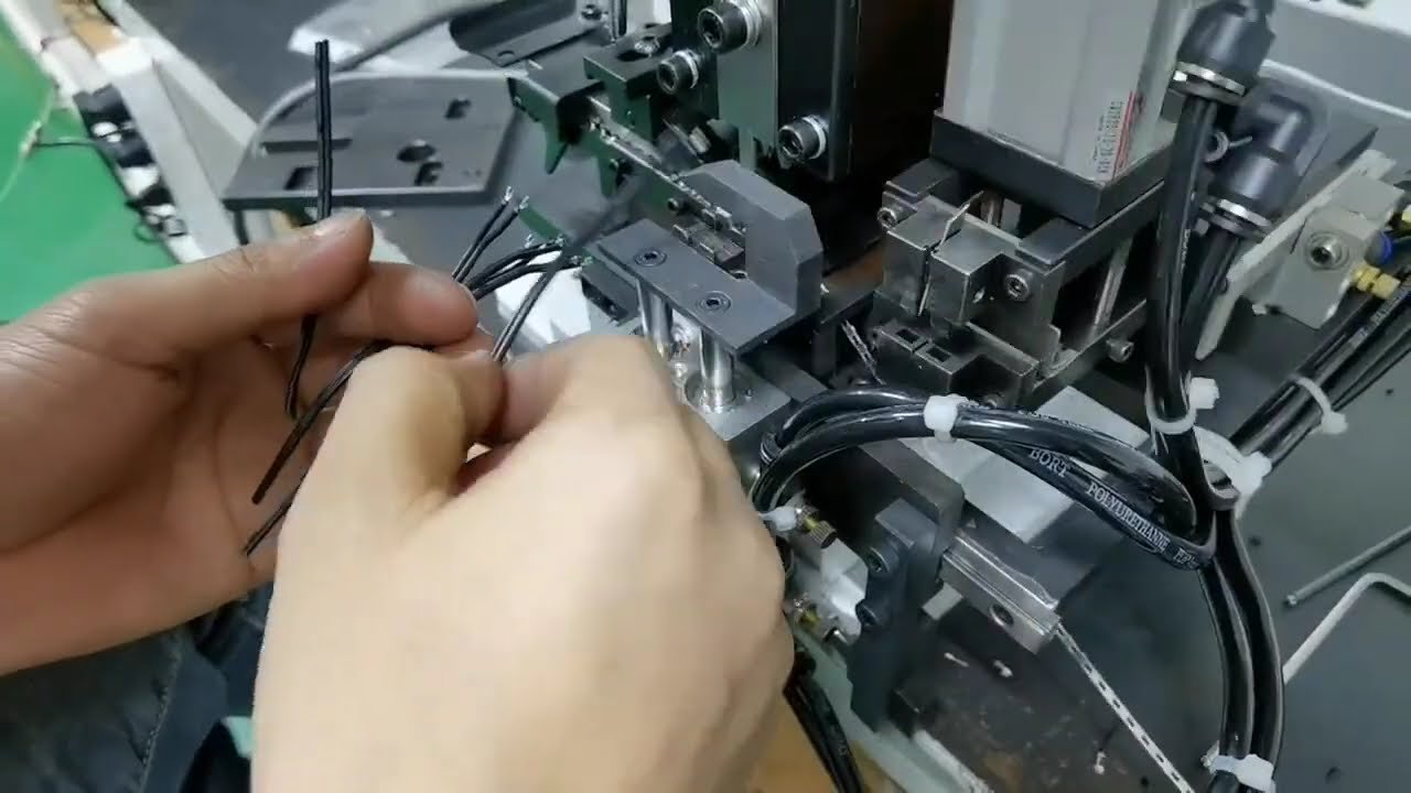 Machine à sertir en continu pour faisceaux de câbles – Optimisez votre production